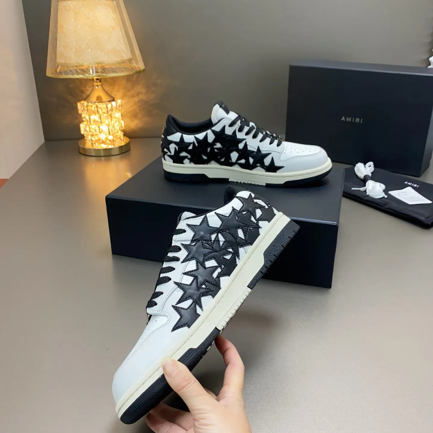 p620🐮🐮AMIRI 💧🌳Couple model💎 The latest The Pacific series Couple model Bone Star Casual sneakers Skateboard shoes ✔️ AMIRI's Pacific shoes are a sneaker that combines luxury and street style. Many celebrities and Internet celebrities have the same style. Its design and workmanship are very elegant. Made of high-grade cow leather, soft to the touch and highly durable 💘💍Fabric: Original customized imported first-layer cowhide 💘💍Inner lining: Original customized breathable mesh lining 💘💍Feet: Original injection molded one-piece, comfortable and wear-resistant without tiring the feet 💘💍Outsole: Original 1:1 molded three-color sole Original outsole 💘💍Sole thickness: 3CM 💘💍Size: Female 35-40 Male 39-46 💘💍price; top version 💦Special remarks Remark: (Female size 34 40. Men’s size 38 45 46 is customized and cannot be returned or exchanged) Please note when placing an order! Thank you🤝🤝